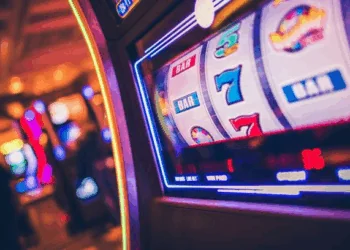 Online Casinos vs. Land-Based Casinos: Pros and Cons